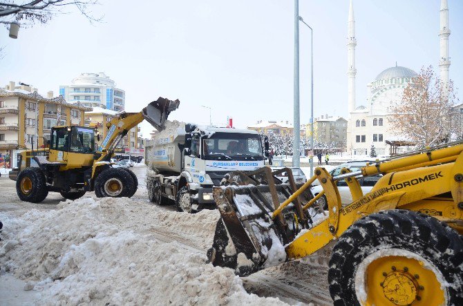 Pursaklar’da Tonlarca Kar Nakli Yapıldı