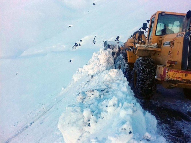 Ekipler Köy Yolunu Açmak İçin 72 Saat Çalışıyor