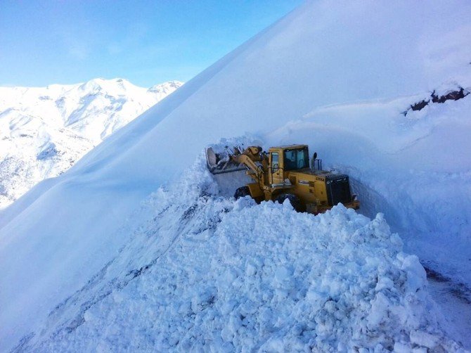 Ekipler Köy Yolunu Açmak İçin 72 Saat Çalışıyor