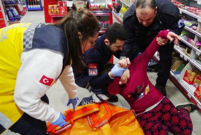 Sinir Krizi Geçiren Annesi Bayılınca Yaşadıklarını Gözyaşlarıyla Anlattı