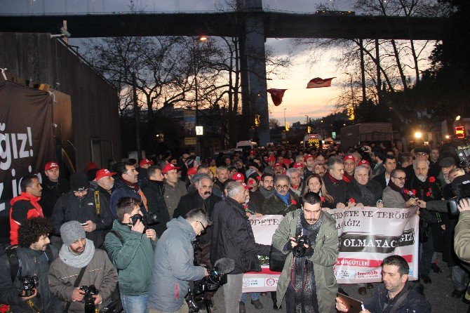 Sendika Üyeleri Saldırının Yaşandığı Kulübün Önüne Karanfil Bıraktı