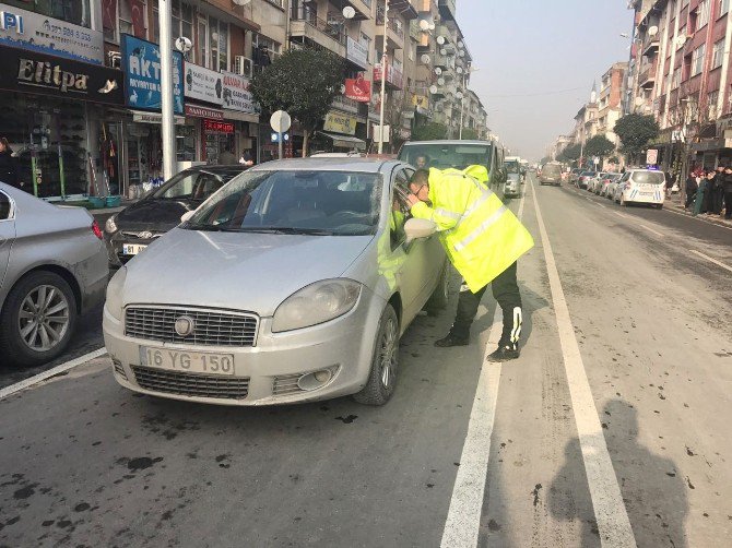 Yol Ortasında Bırakılan Otomobil Polisi Harekete Geçirdi