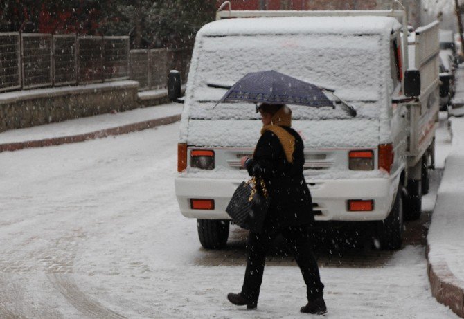 Elazığ’da Kar Yağışı, 4 Köy Yolu Ulaşıma Kapandı