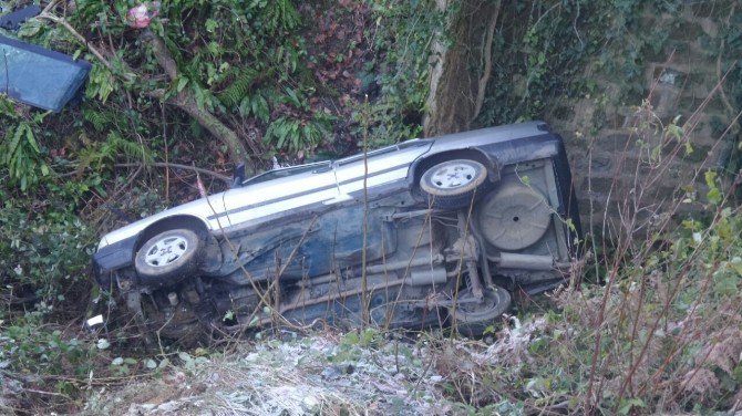 Sinop’ta Otomobil Uçuruma Yuvarlandı: 3 Yaralı