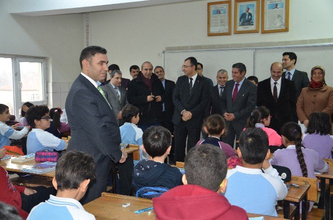 Öğrencilerin Hazırladığı “15 Temmuz En Uzun Gece” Adlı Dergiyi Vali Ali Tatlı Dağıttı