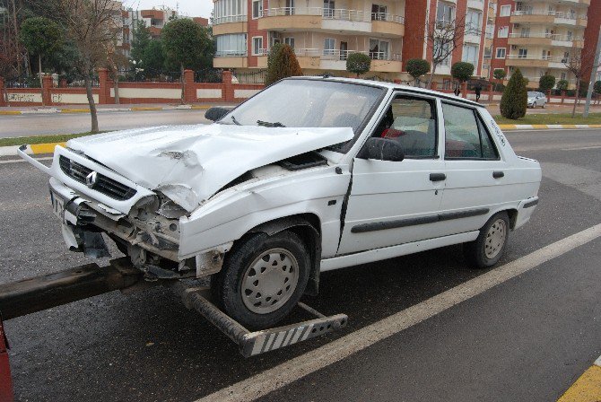 Ters Şeride Giren Otomobil Kaldırımdaki Yayaya Çarptı