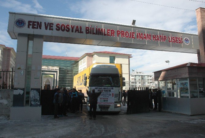 İmam Hatipli Öğrenciler Harçlıklarını Halep’e Gönderdi