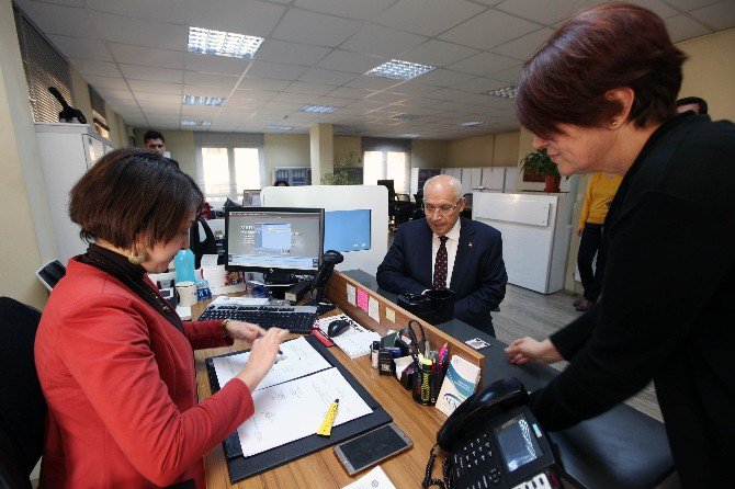 Başkan Yaşar, Yeni Kimlik Kartı İçin Başvuru Yaptı