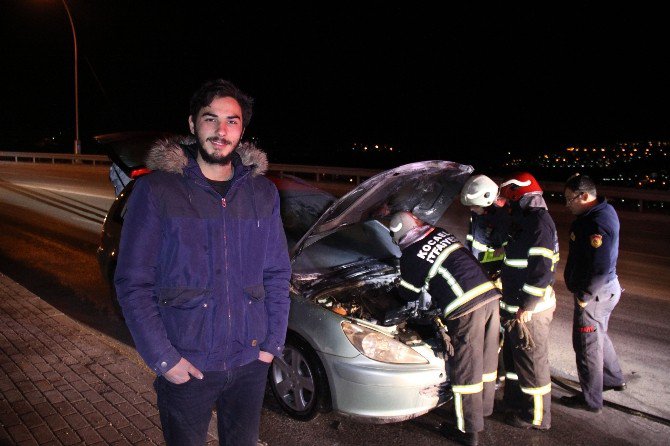 Otomobiliyle, Yanan Aracın Önünü Keserek 4 Kişilik Aileyi Kurtardı