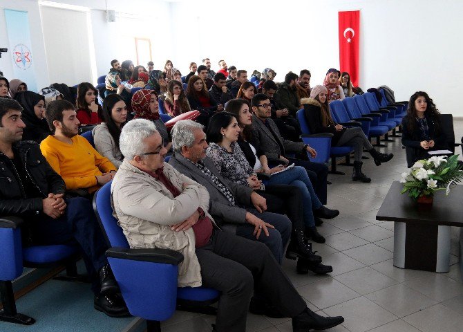 Üniversite Öğrencileri Münazara Düzenledi