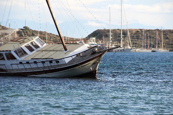 Karaya Oturan 2 Yüz Bin Liralık Tekne Kaderine Terk Edildi