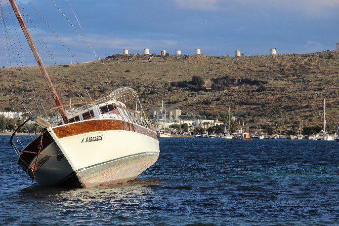 Karaya Oturan 2 Yüz Bin Liralık Tekne Kaderine Terk Edildi