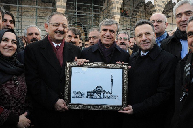 Bakan Özhaseki Sur’da İncelemelerde Bulundu