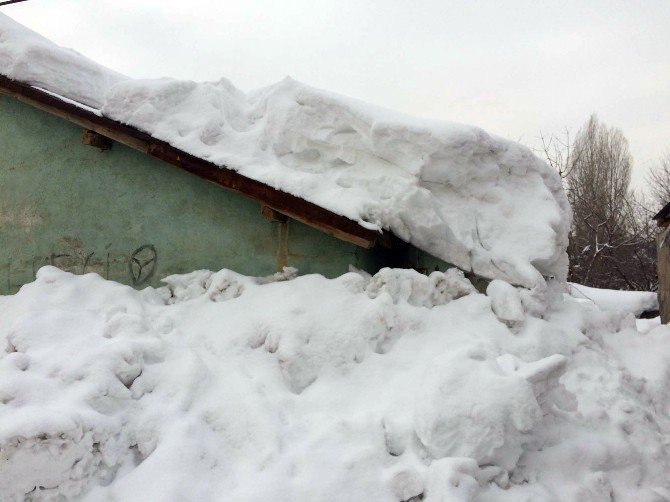 Bitlis’te Tek Katlı Evler Kara Gömüldü