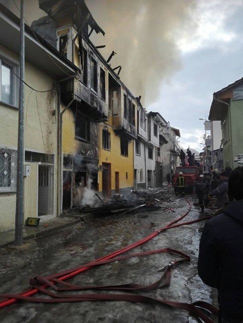 Eskigediz Beldesindeki Yangında 4 Ev Kullanılamaz Hale Geldi