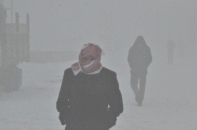 Soğuk Hava Yüksekova’da Hayatı Felç Etti