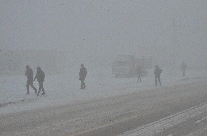 Soğuk Hava Yüksekova’da Hayatı Felç Etti