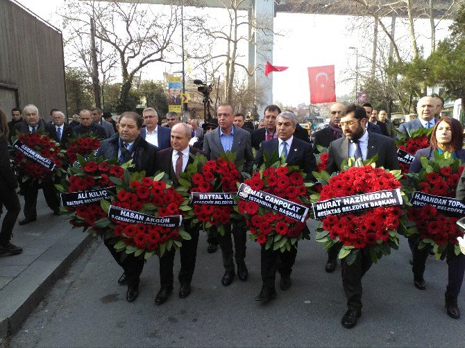 Chp’li Belediye Başkanları Reina Önünde Hayatını Kaybedenleri Andı