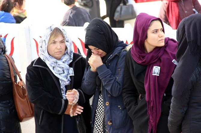 Üniversiteli Eda, Arkadaşlarının Gözyaşları Arasında Son Yolculuğuna Uğurlandı