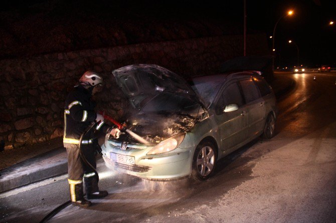 Otomobiliyle, Yanan Aracın Önünü Keserek 4 Kişilik Aileyi Kurtardı