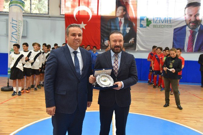 İzmit Belediyesi, Sanat Okulu Spor Salonunu Yeniledi