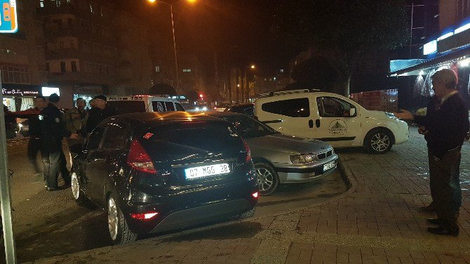 Otomobil Kaldırıma Yayaların Arasına Daldı: 4 Yaralı