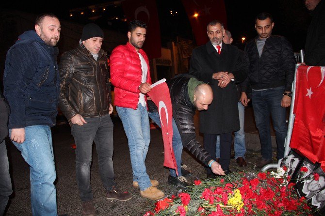 Taksiciler Saldırının Yaşandığı Kulübün Önüne Gelerek Terör Saldırısını Protesto Etti