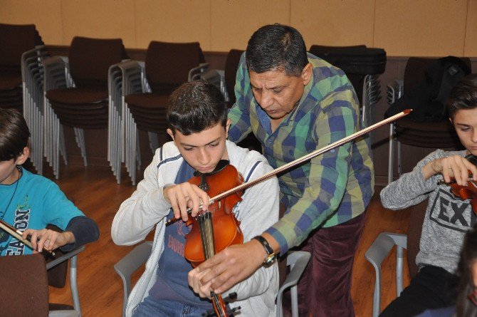 Salihli Belediyesi Sanata Öncülük Ediyor