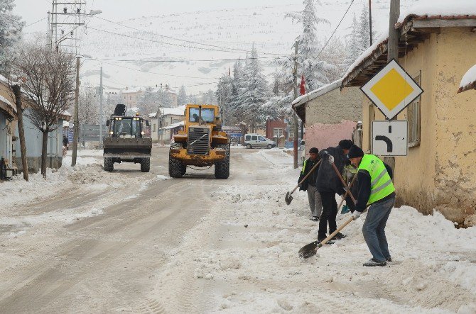 Seyitgazi Belediyesi’nden Karla Kesintisiz Mücadele