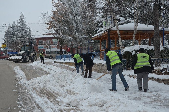 Seyitgazi Belediyesi’nden Karla Kesintisiz Mücadele