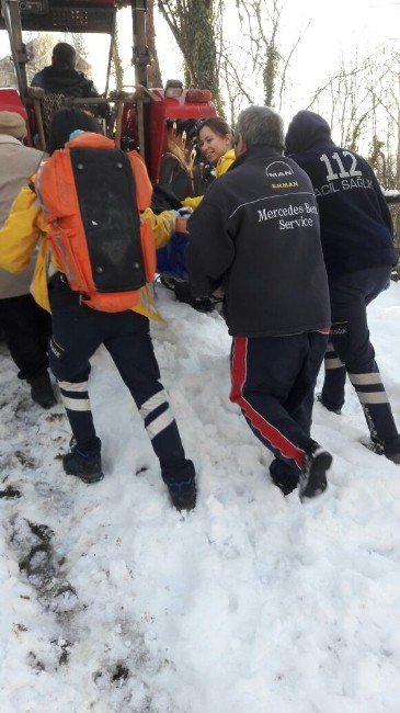 Kar Geçit Vermeyince Hastaya Yürüyerek Ulaştılar