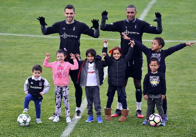 Beşiktaş İdmanında Minikler Sahada