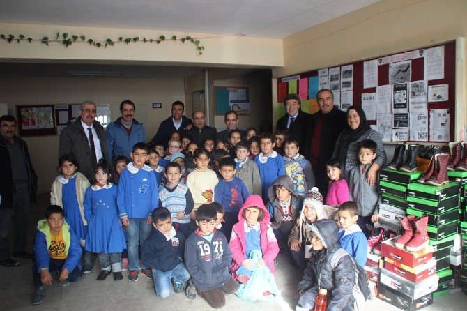 Pınarbaşı Belediyesinden İlkokul Ve Ortaokul Öğrencilerine Yeni Yıl Hediyesi