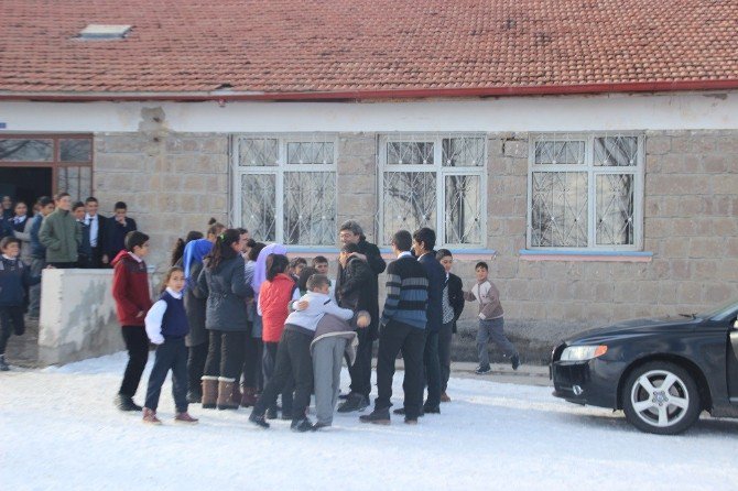 Pınarbaşı Belediyesinden İlkokul Ve Ortaokul Öğrencilerine Yeni Yıl Hediyesi