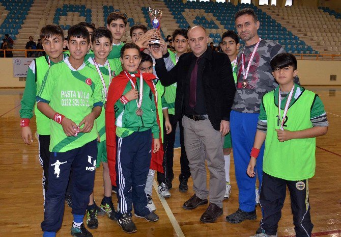 Futsalda Uluğ Bey Ortaokulu Şampiyon