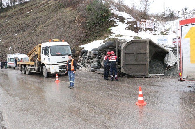 Su Kanalına Devrilen Tır Sürücüsü Hayatını Kaybetti