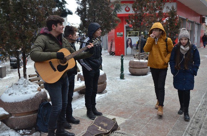 Aşırı Soğuk Havaya Rağmen Harçlıklarını Çıkartmak İçin Müzik Yapıyorlar