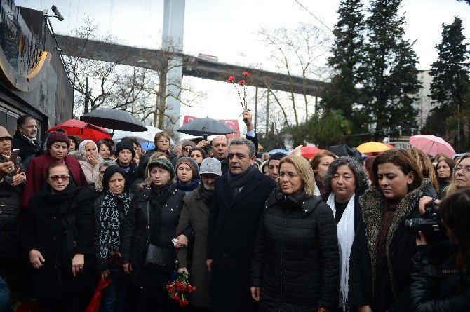 Chp’li Kadınlar Reina Önünde Hayatını Kaybedenleri Andı