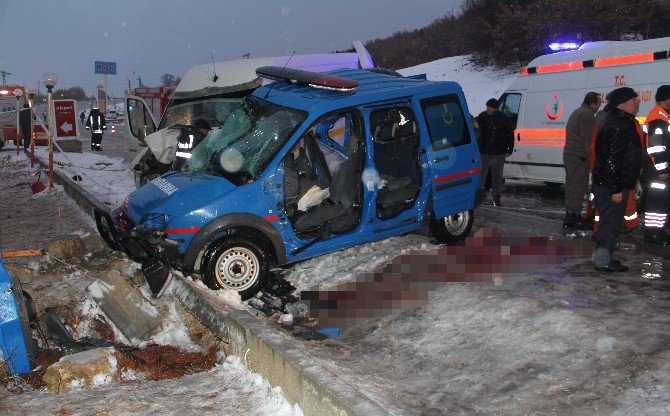 Askeri Araç Ve Yolcu Minibüsü Çarpıştı: 2 Şehit, 10 Yaralı