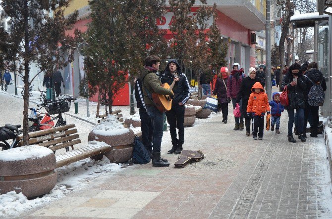 Aşırı Soğuk Havaya Rağmen Harçlıklarını Çıkartmak İçin Müzik Yapıyorlar