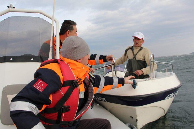 Gölde Sürüklenen Teknesini Kurtarmak İsterken Mahsur Kaldı