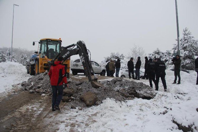 Avm’nin Bağlantı Yolunu Karayolları Açtı, Belediye Ekipleri Tekrar Kapattı