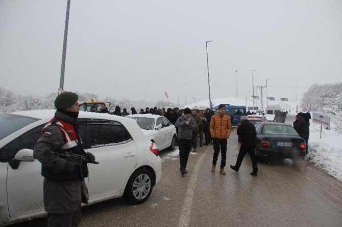 Avm’nin Bağlantı Yolunu Karayolları Açtı, Belediye Ekipleri Tekrar Kapattı