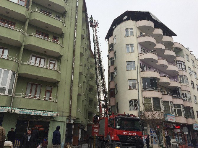 Iğdır’da İtfaiye Ekipleri Tehlike Saçan Buz Sarkıtlarını Temizledi