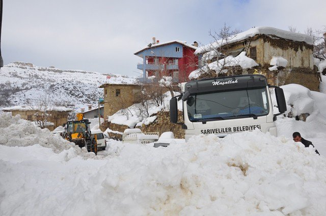 Sarıveliler Belediyesinin Karla Mücadelesi Devam Ediyor