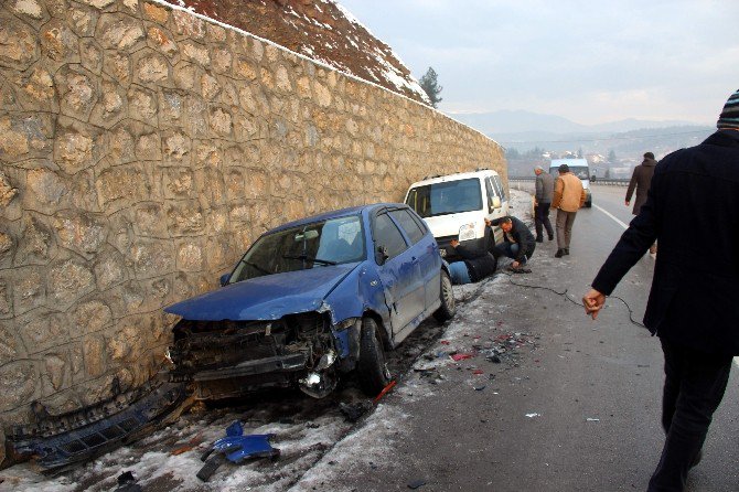 Buzlanan Yolda 10 Araç Kaza Yaptı