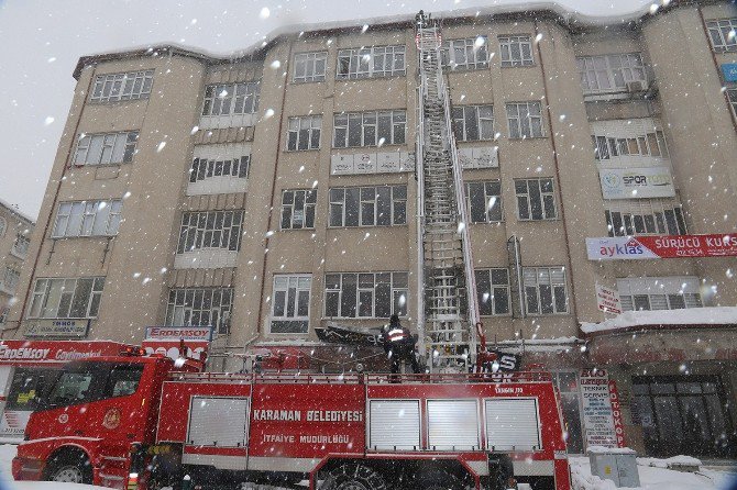 İtfaiye, Vatandaş İçin Tehlike Oluşturan Buz Sarkıtlarını Temizliyor