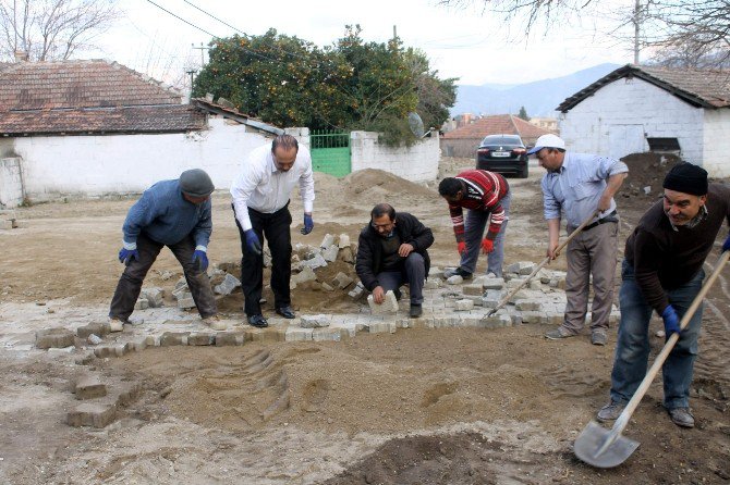 Başkan Ozan, Mahalle Muhtarıyla Birlikte Parke Taşı Döşedi