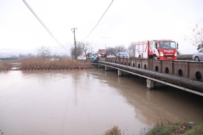 Yoldan Çıkan Otomobil Köprüde Asılı Kaldı