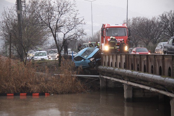 Yoldan Çıkan Otomobil Köprüde Asılı Kaldı